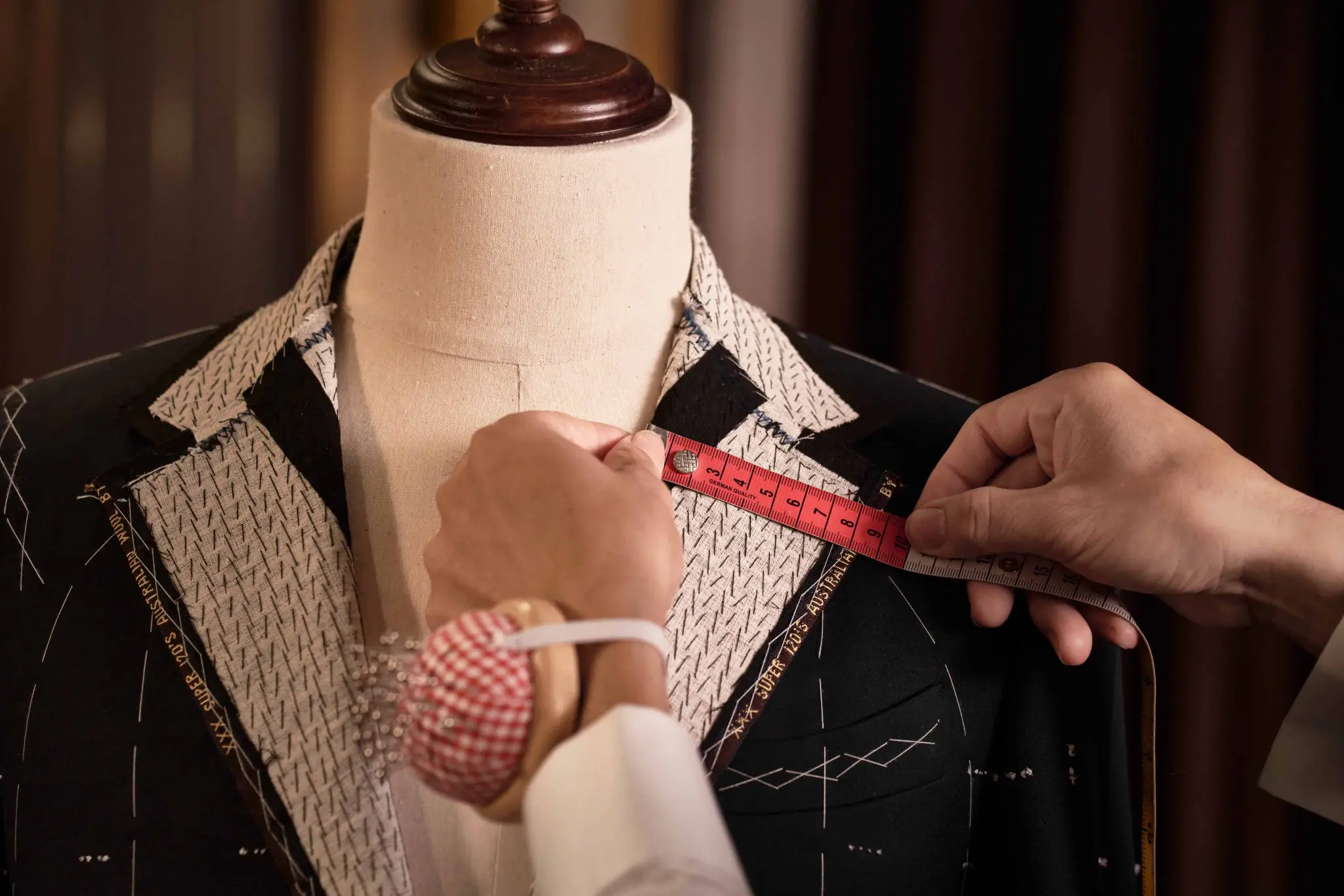 Chuyên gia kỹ thuật tinh chỉnh ve áo và phom dáng vest nữ